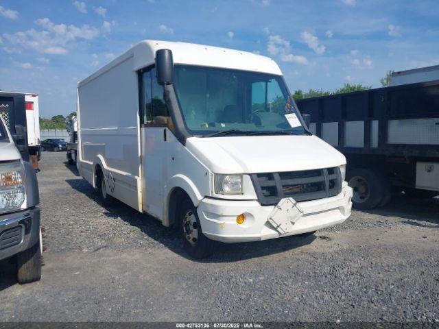  Salvage Isuzu Commercial Van