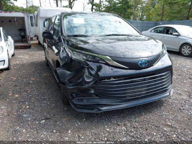  Salvage Toyota Sienna