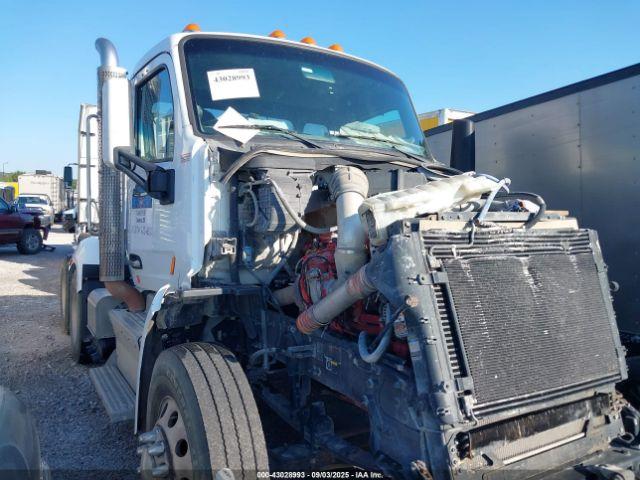  Salvage Peterbilt 579