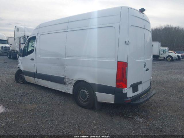 Mercedes-Benz Sprinter 2500 Standard Roof 4-cyl Diesel Image 2