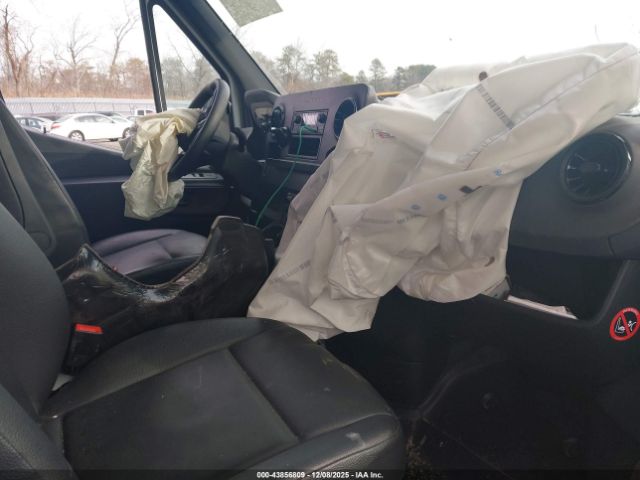 Mercedes-Benz Sprinter 2500 Standard Roof 4-cyl Diesel Image 5