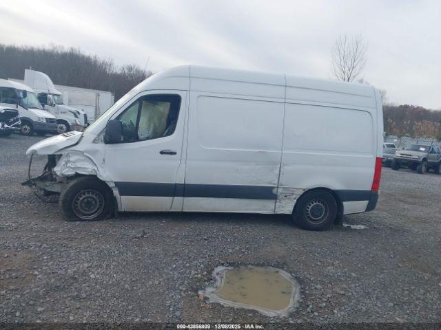 Mercedes-Benz Sprinter 2500 Standard Roof 4-cyl Diesel Image 12