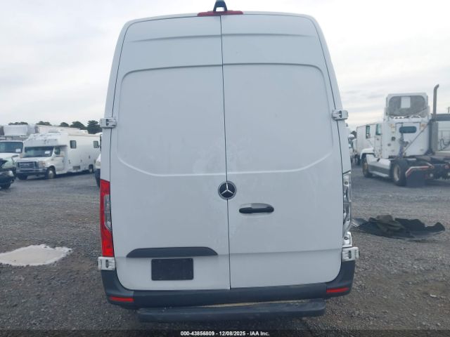 Mercedes-Benz Sprinter 2500 Standard Roof 4-cyl Diesel Image 15