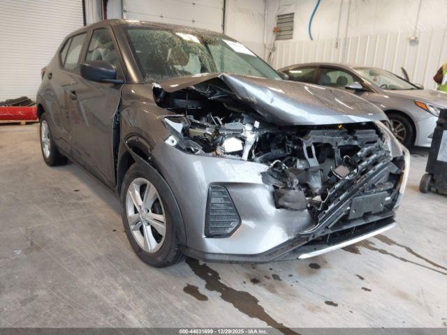 Salvage Nissan Kicks