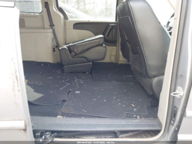 Chrysler Town & Country Touring-l Image 9