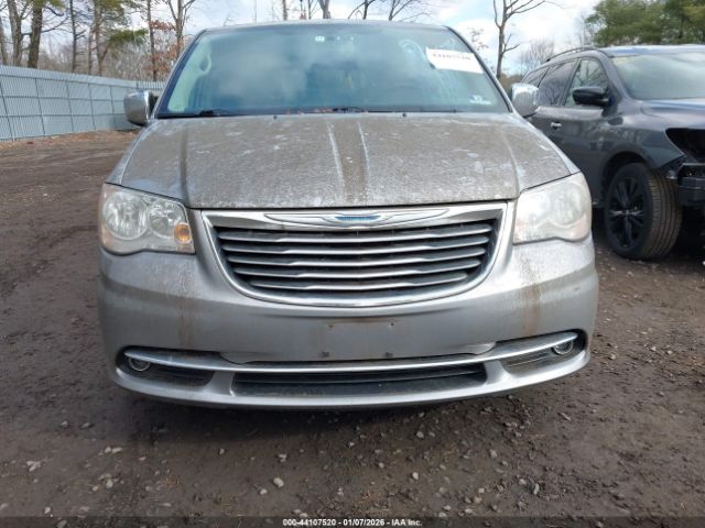Chrysler Town & Country Touring-l Image 2