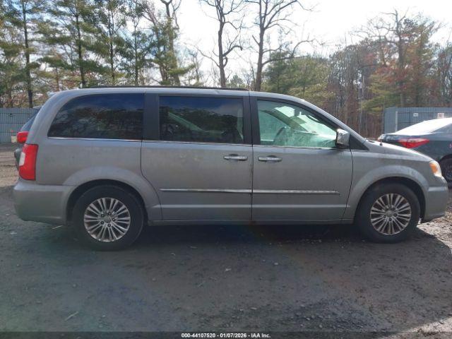 Chrysler Town & Country Touring-l Image 4