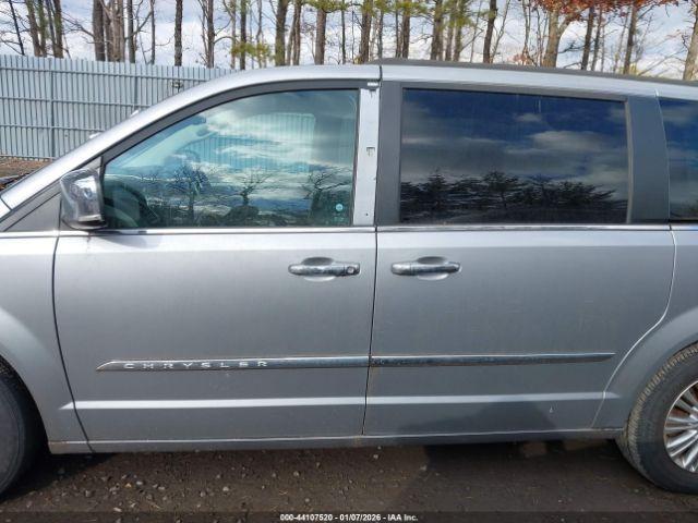 Chrysler Town & Country Touring-l Image 7