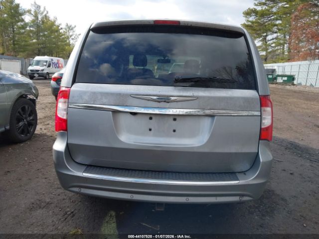 Chrysler Town & Country Touring-l Image 3