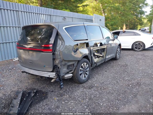 Chrysler Pacifica Touring L Image 3