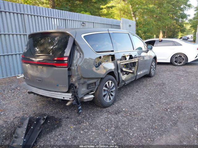 Chrysler Pacifica Touring L Image 3