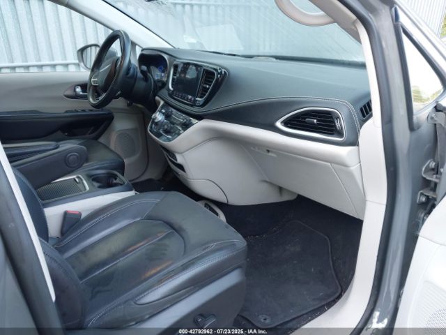 Chrysler Pacifica Touring L Image 17