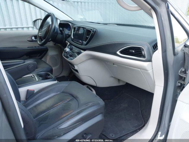 Chrysler Pacifica Touring L Image 17