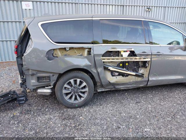 Chrysler Pacifica Touring L Image 4