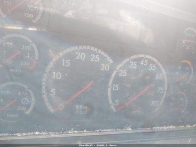 Freightliner M2 106 Image 6