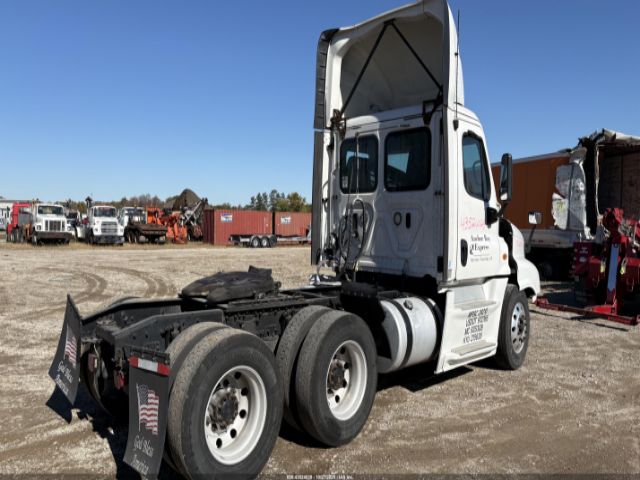 Freightliner Cascadia 125 Image 7